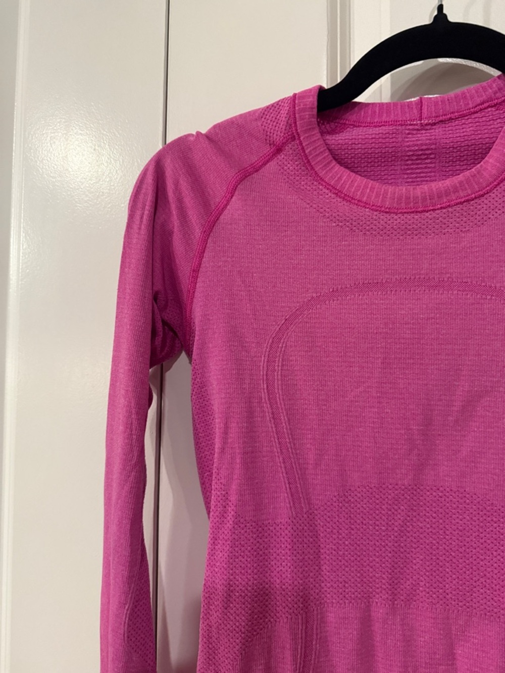 Lightly worn lululemon Women's Long-Sleeve Seamless Active Top - Hot Pink size 4 - Picture 6 of 13